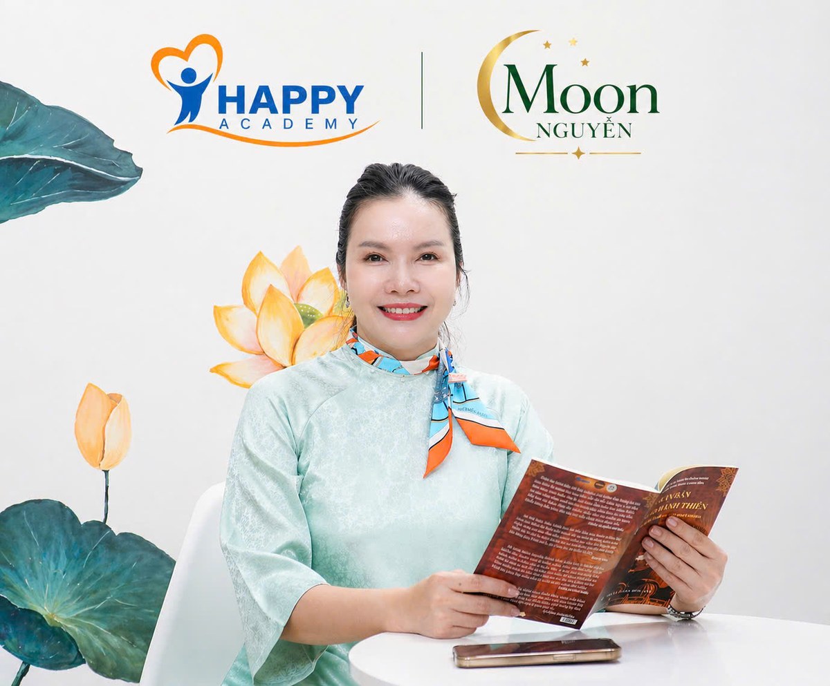 Moon Nguyễn ngồi đọc sách, phía trên là logo Happy Academy và Moon Nguyễn