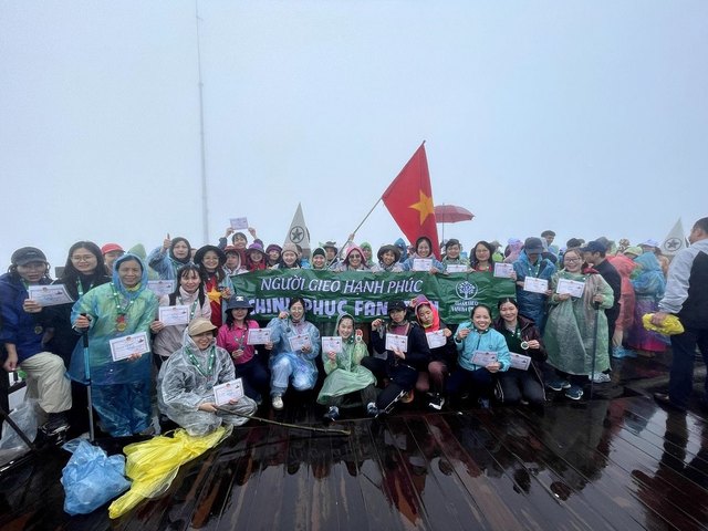 Đoàn Level 3 trên đỉnh Fansipan, cầm cờ Tổ quốc và băng-rôn chương trình