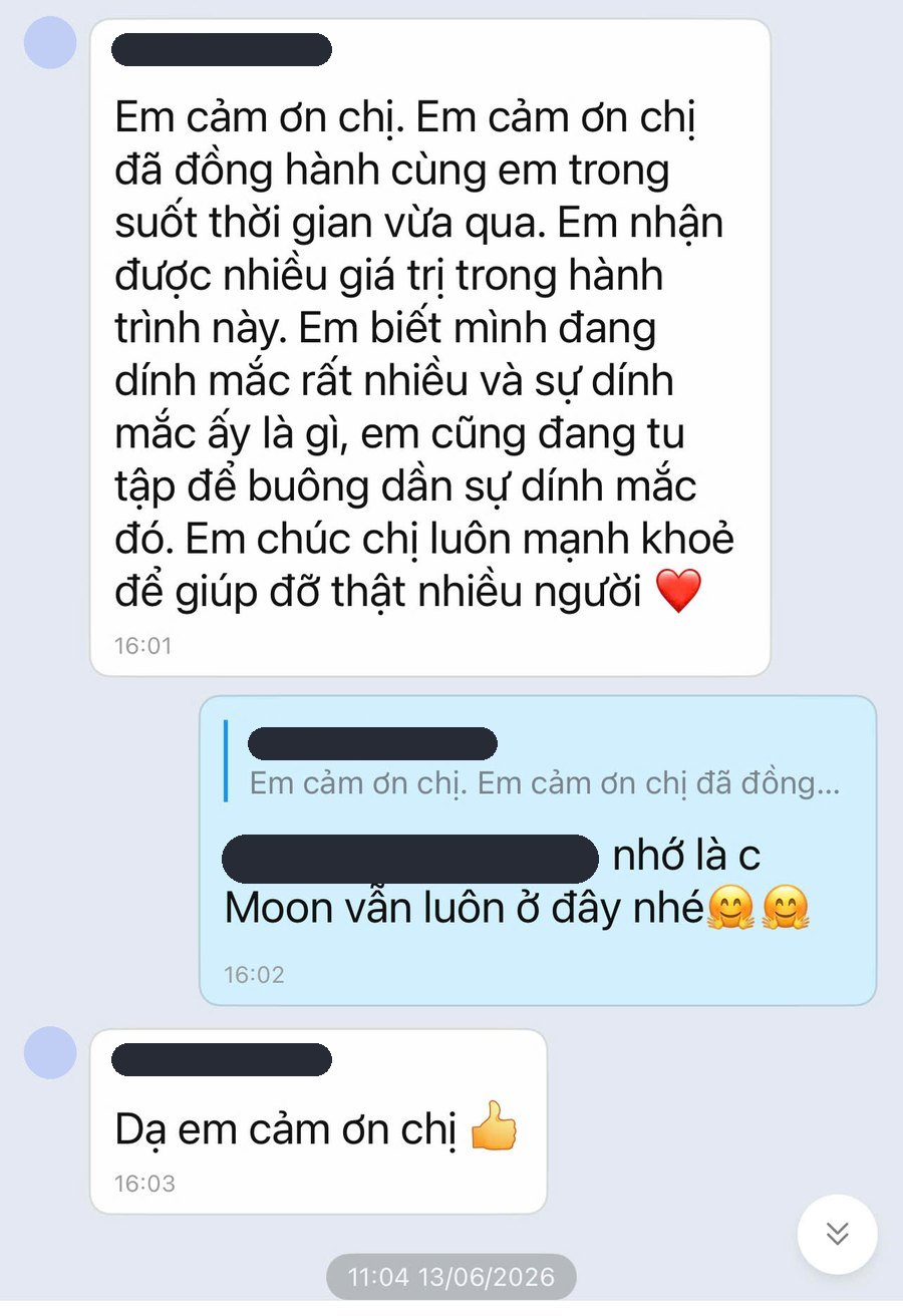 Ảnh chụp tin nhắn học viên cảm ơn Moon Nguyễn vì đã đồng hành và giúp mình nhận ra những dính mắc bên trong