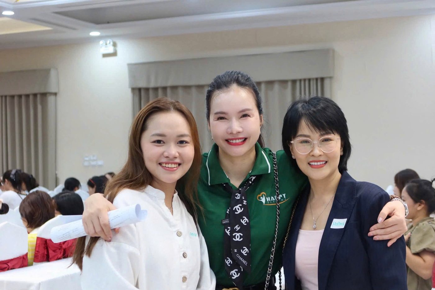 Moon Nguyễn cùng học viên tại một chương trình của học viện Happy Academy