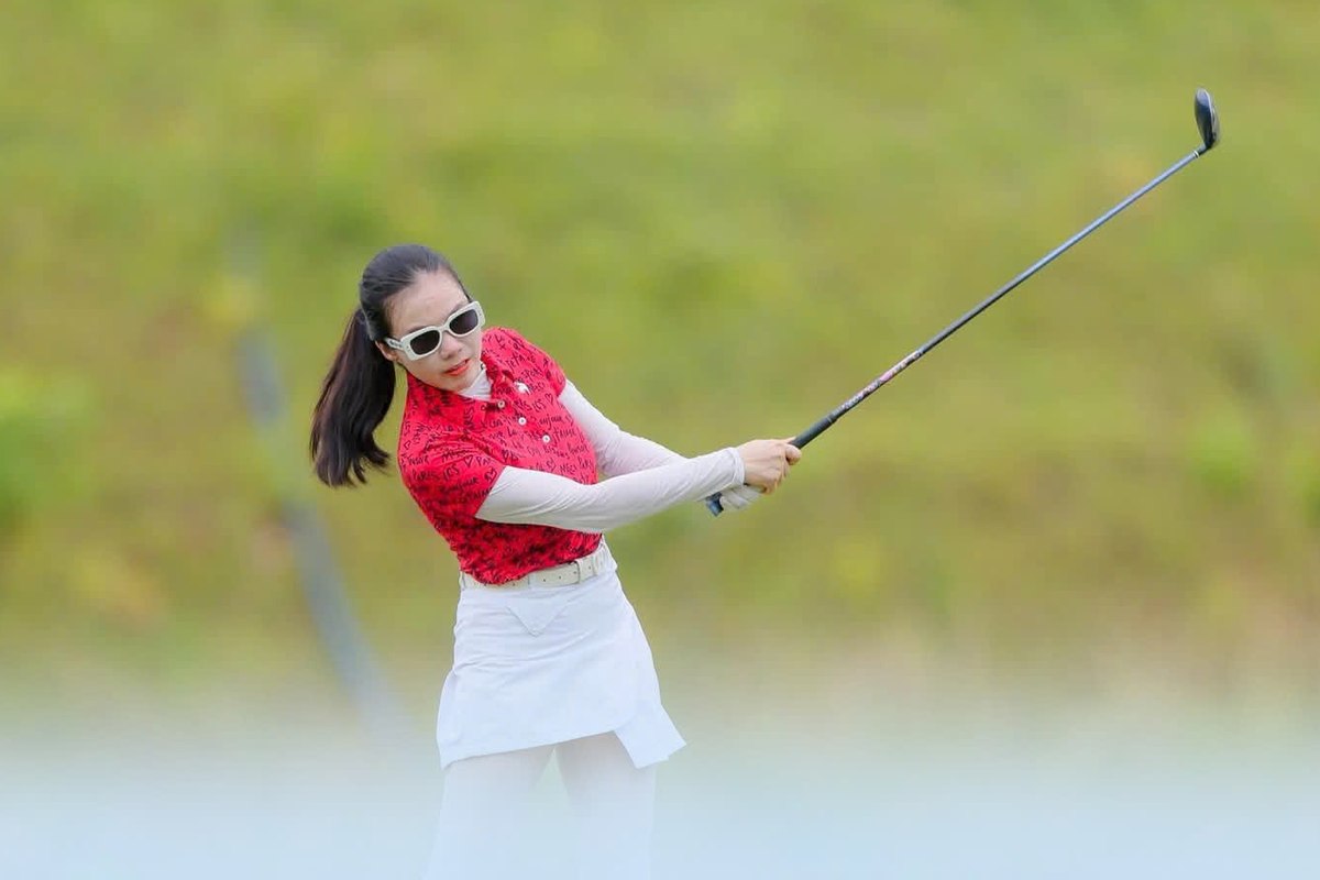 Moon Nguyễn đánh golf